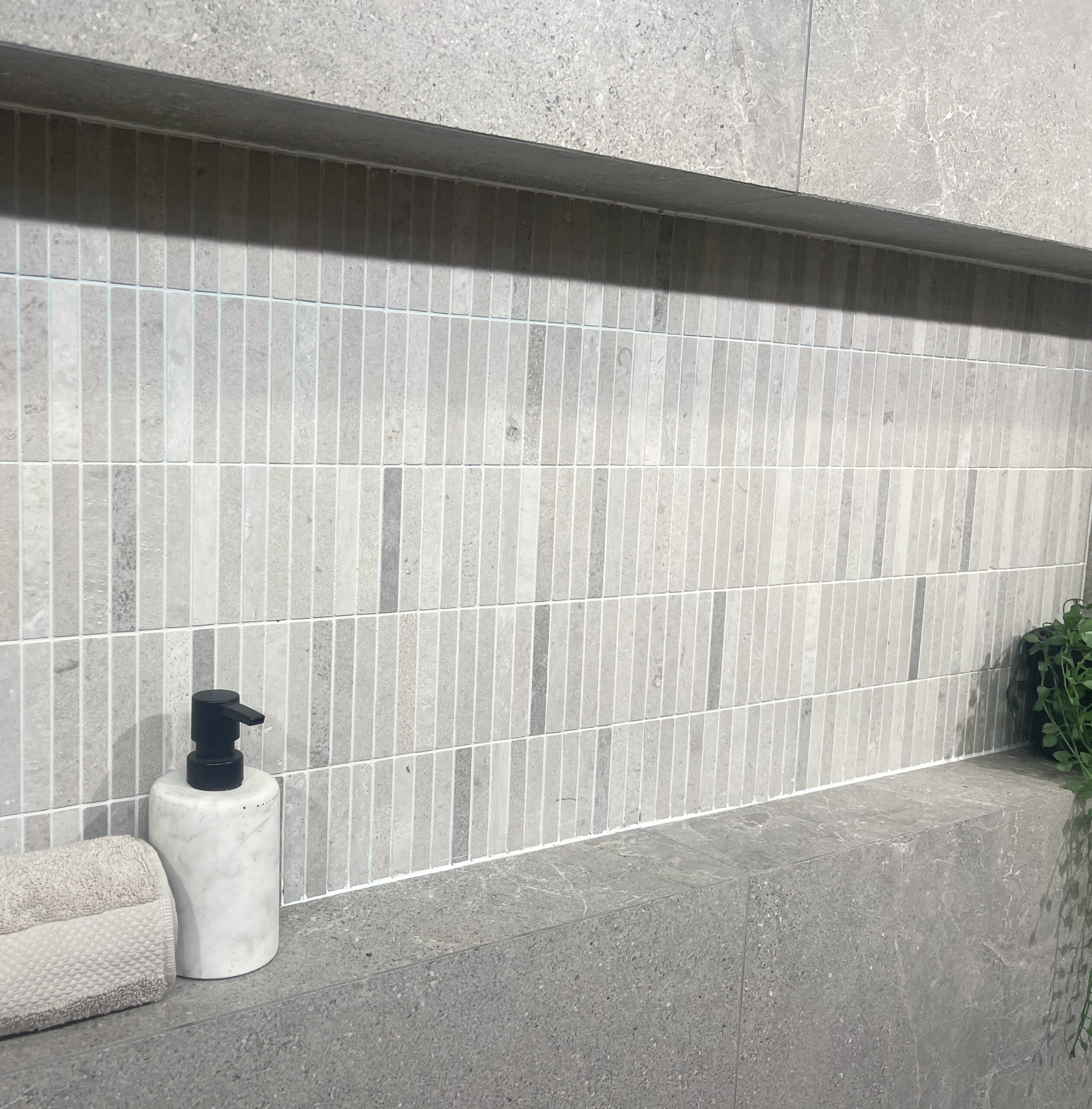 Kit Kat Grey Travertine Honed Mosaic 7714